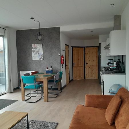 Luxe 5 Persoons Bungalow Op Rustig Vakantiepark Nabij Leeuwarden Dronrijp Luaran gambar