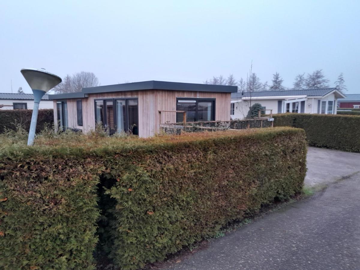 Luxe 5 Persoons Bungalow Op Rustig Vakantiepark Nabij Leeuwarden Dronrijp Luaran gambar